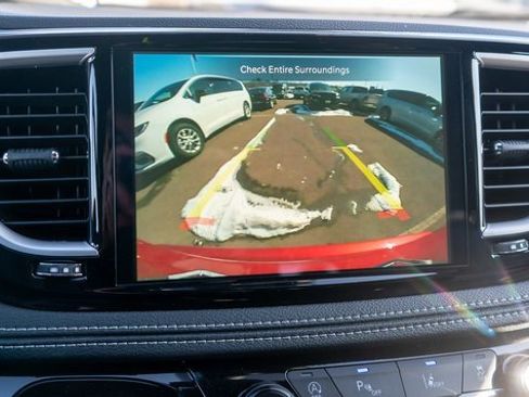 New 2026 Chrysler Pacifica Select image 21