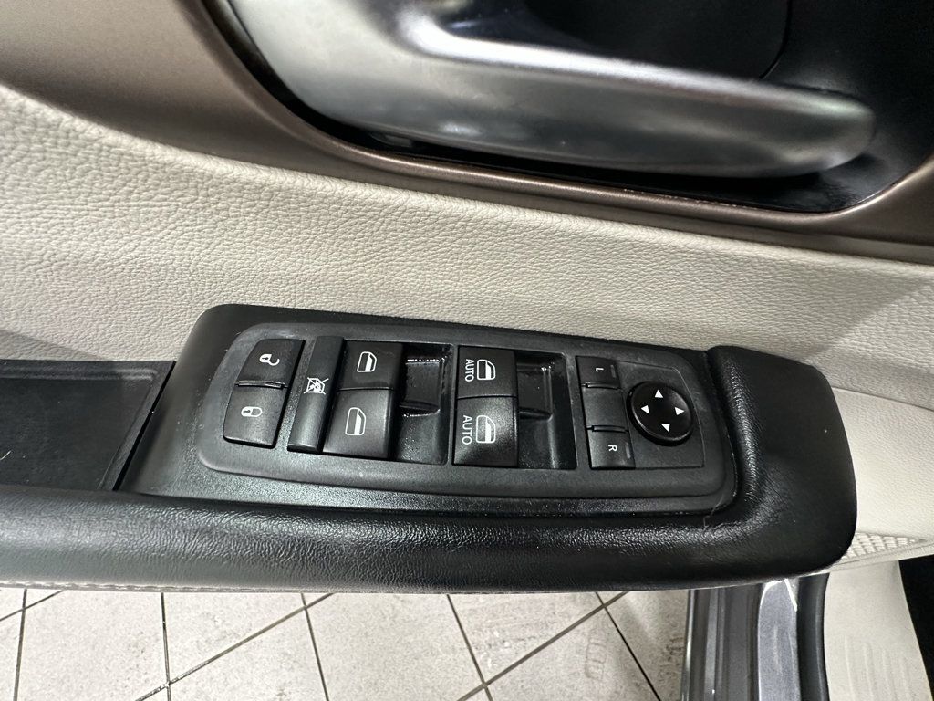 Used 2020 Chrysler Voyager Lxi FWD image 24