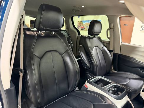 Used 2023 Chrysler Pacifica Touring-L FWD image 39