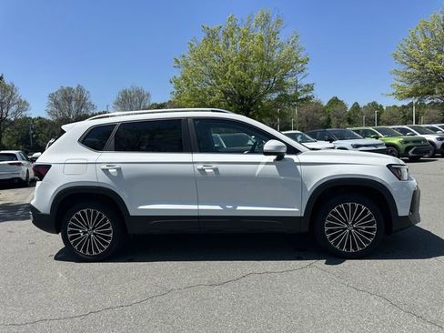 New 2026 Volkswagen Taos SE image 6