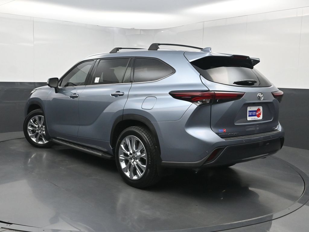 Used 2024 Toyota Highlander Limited FWD image 26