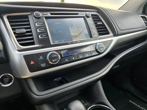 Used 2018 Toyota Highlander SE image 29