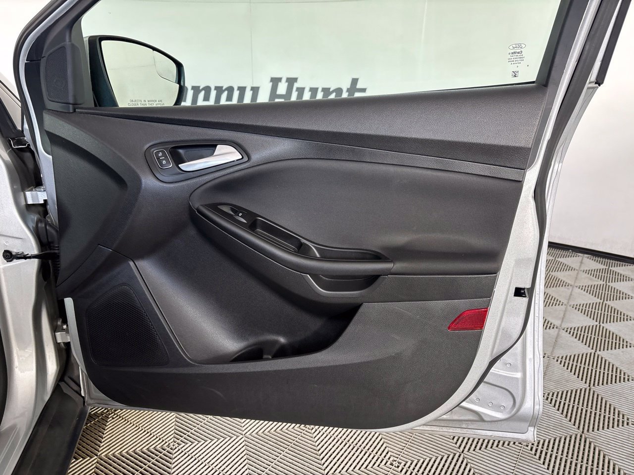 Used 2018 Ford Focus SE w/ SE Appearance Package FWD image 27