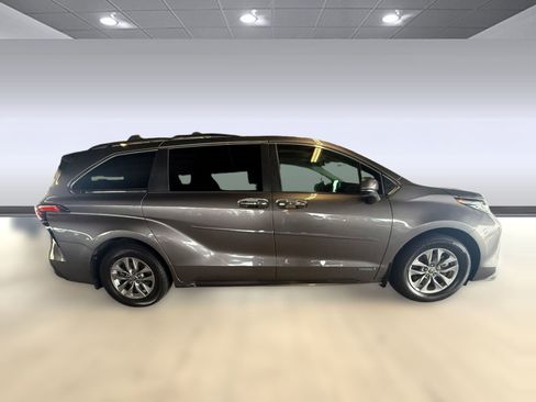 Used 2021 Toyota Sienna XLE image 6