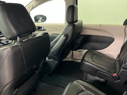 Used 2024 Chrysler Pacifica Touring-L FWD image 19