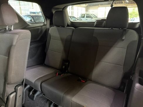 Used 2023 Chevrolet Traverse LT FWD image 9