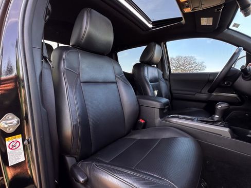 Used 2018 Toyota Tacoma TRD Sport w/ TRD Premium Sport Package image 11