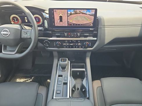Used 2026 Nissan Pathfinder Platinum FWD image 11