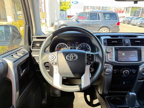 Used 2018 Toyota 4Runner SR5 AWD/4WD image 10