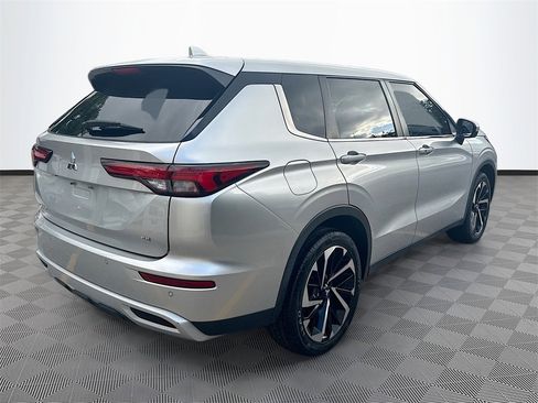 Used 2022 Mitsubishi Outlander SE image 8