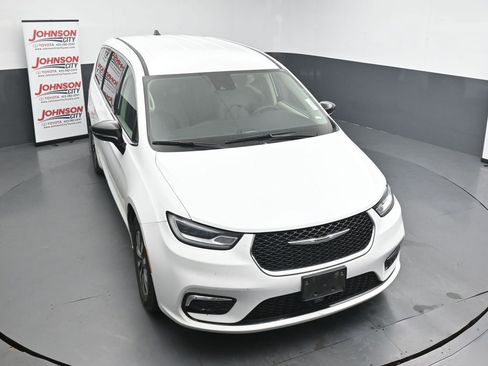 Used 2024 Chrysler Pacifica Limited FWD image 10
