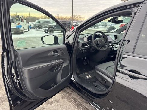 New 2026 Chrysler Pacifica Select w/ S Appearance Package image 16