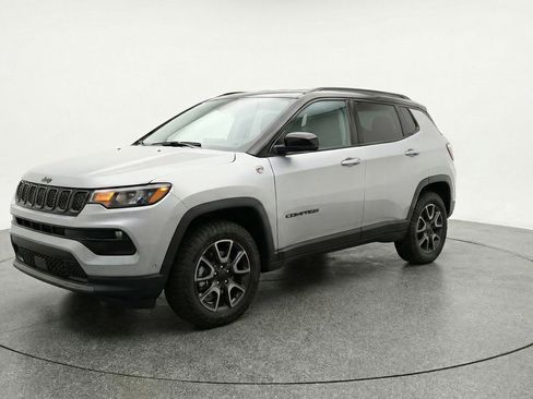 Used 2025 Jeep Compass Trailhawk image 3