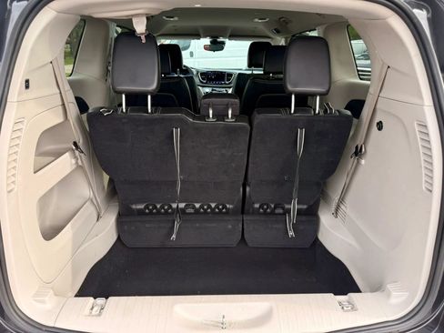 Used 2023 Chrysler Pacifica Touring-L FWD image 12