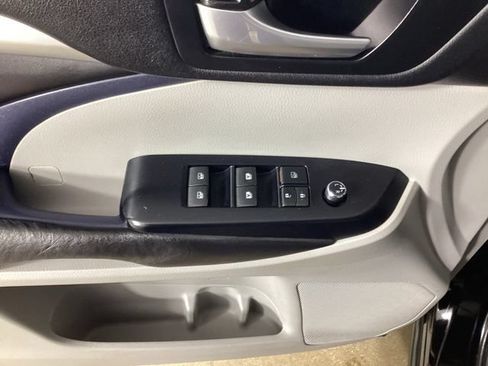 Used 2018 Toyota Highlander XLE AWD/4WD image 11