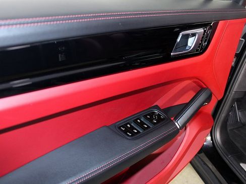 Used 2020 Porsche Cayenne image 12