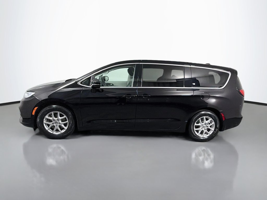 Used 2024 Chrysler Pacifica Touring-L FWD image 4