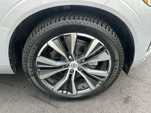 Used 2022 Volvo XC60 B5 Momentum w/ Climate Package image 12