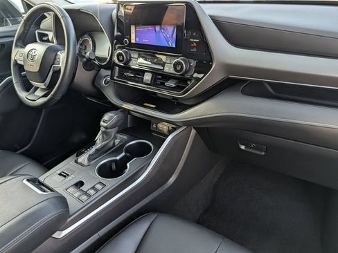Used 2024 Toyota Highlander XLE AWD/4WD image 35