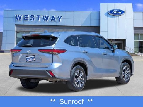Used 2020 Toyota Highlander XLE FWD image 3