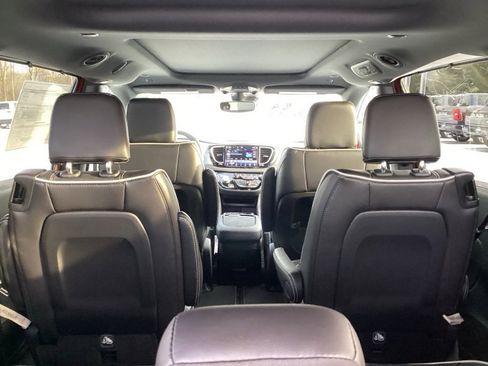 New 2026 Chrysler Pacifica Limited image 15