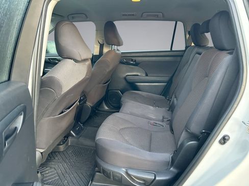Used 2021 Toyota Highlander LE FWD image 29