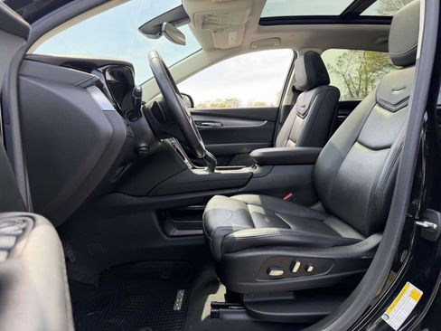 Used 2018 Cadillac XT5 Luxury w/ LPO, Black Ice Package AWD/4WD image 8
