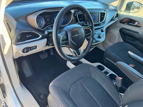 Used 2019 Chrysler Pacifica LX image 15