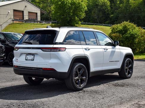 Used 2023 Jeep Grand Cherokee Altitude AWD/4WD image 3