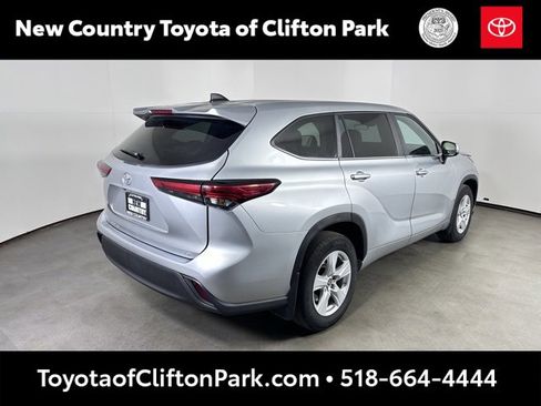 Used 2023 Toyota Highlander LE image 3