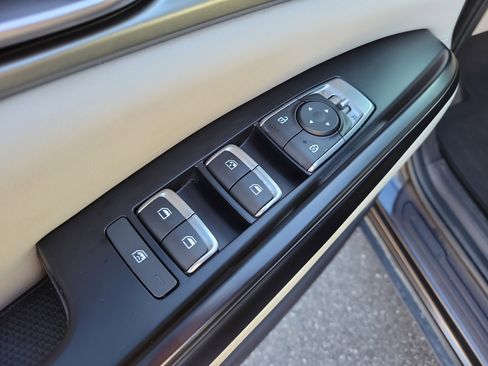 Used 2022 Kia Carnival LX image 20