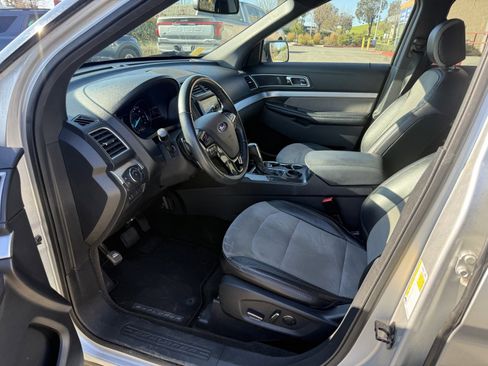 Used 2017 Ford Explorer XLT w/ Equipment Group 202A image 10