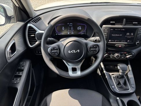 Used 2025 Kia Soul LX w/ LX Technology Package FWD image 33