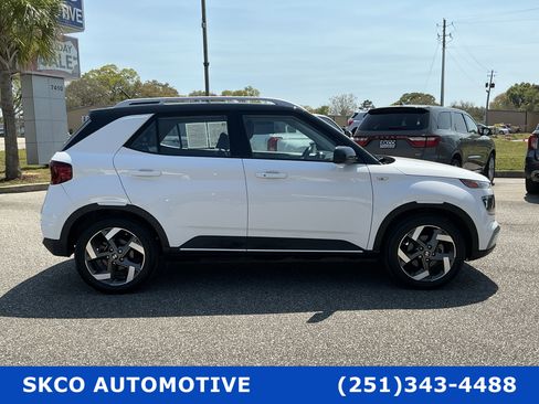 Used 2023 Hyundai Venue Limited image 6