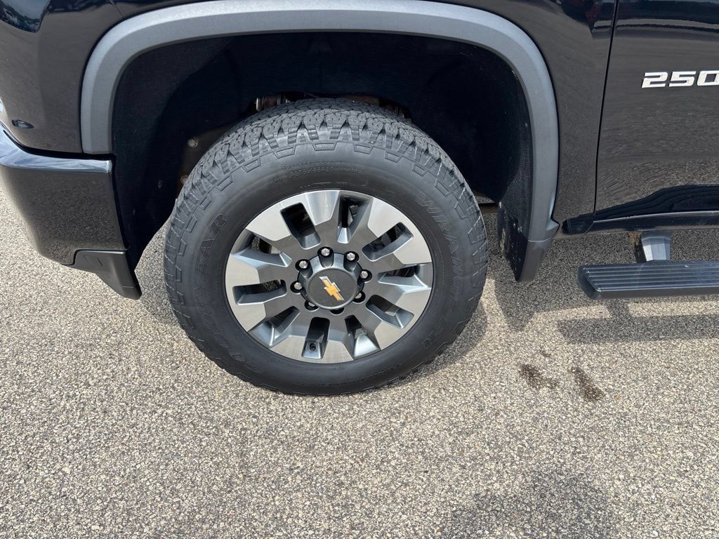 Used 2022 Chevrolet Silverado 2500 Custom w/ Custom Value Package AWD/4WD image 9