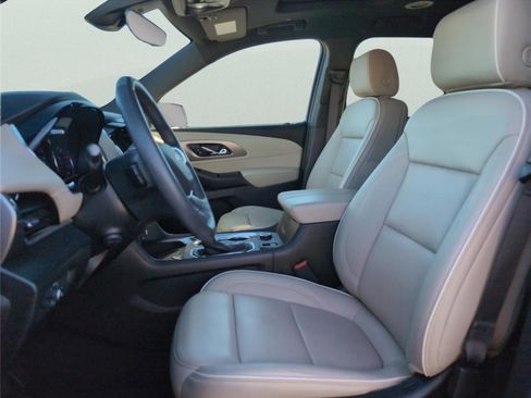 Used 2023 Chevrolet Traverse Premier image 9