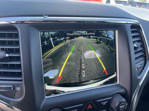 Used 2018 Jeep Grand Cherokee Altitude RWD image 25