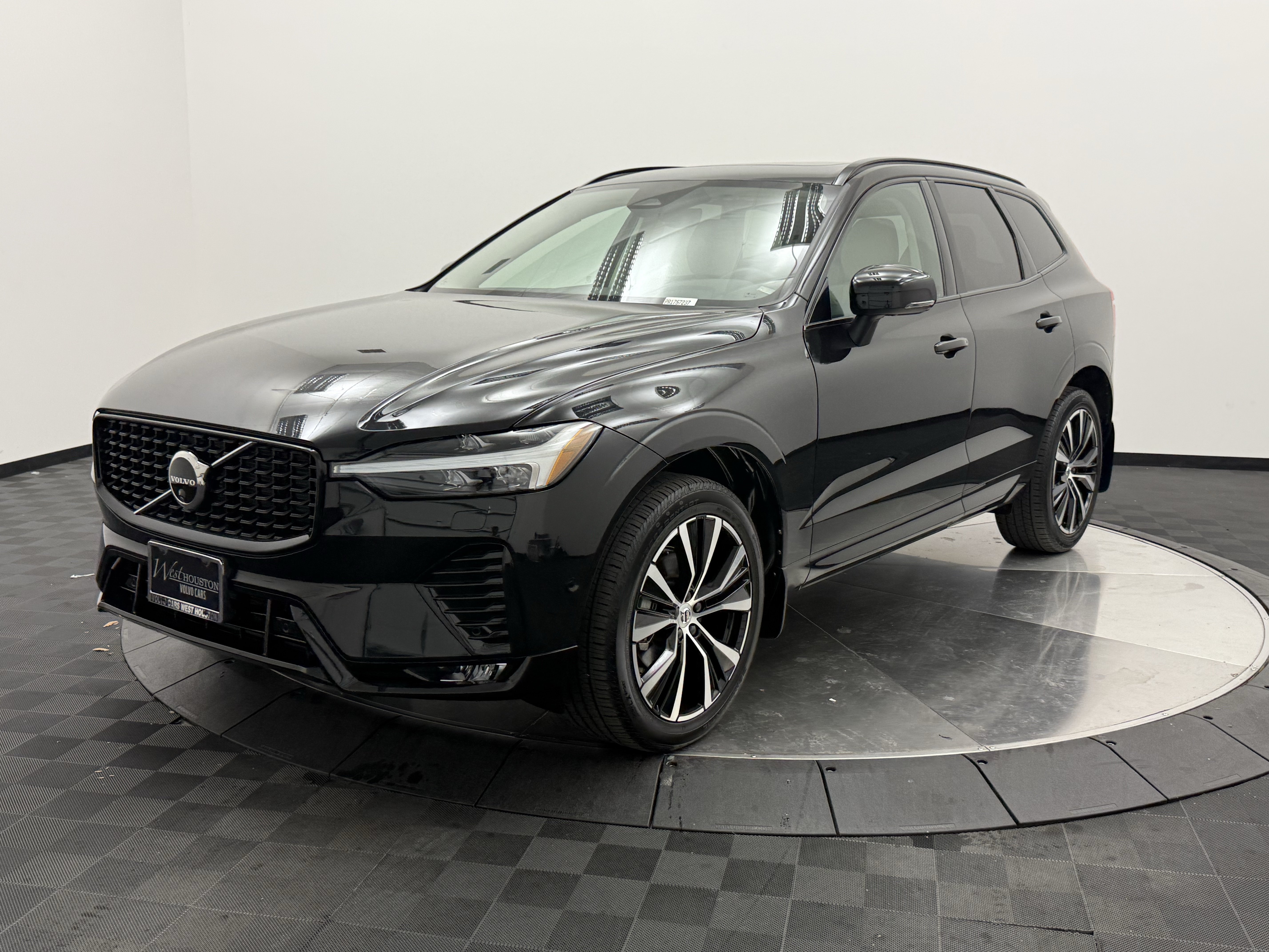 Certified 2024 Volvo XC60 B5 Plus w/ Protection Package Premier AWD/4WD image 3