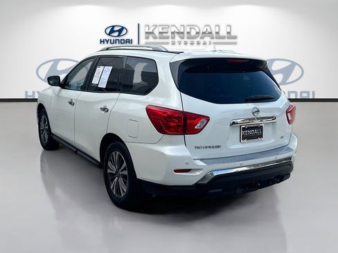 Used 2019 Nissan Pathfinder SV w/ SV Tech Package FWD image 4