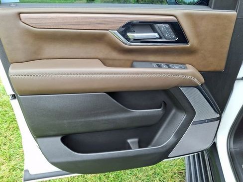 Used 2025 GMC Yukon XL Denali Ultimate w/ LPO, Illumination Package AWD/4WD image 11