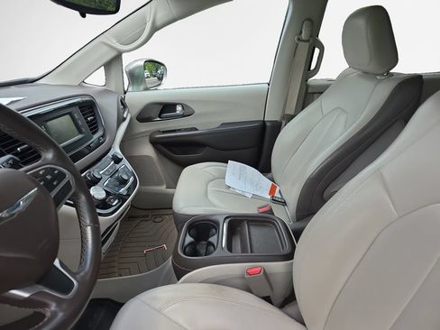 Used 2017 Chrysler Pacifica Touring-L FWD image 12