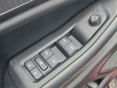 Used 2025 Jeep Grand Cherokee Altitude image 21