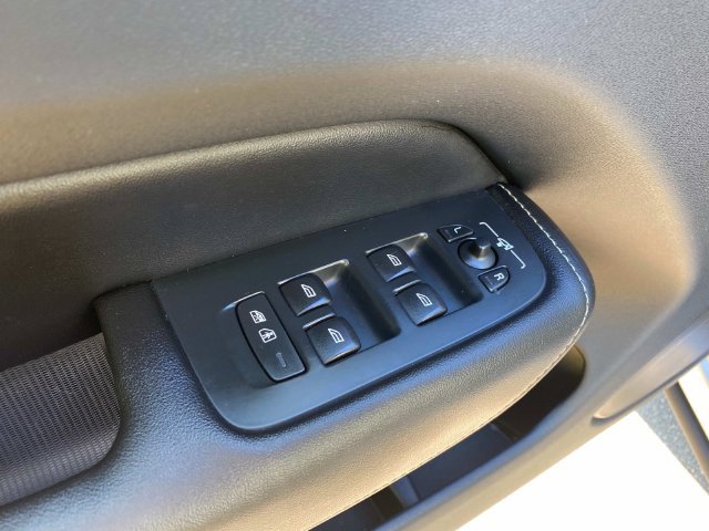 Used 2019 Volvo XC60 T5 R-Design FWD image 13