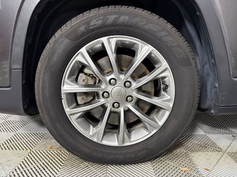 Used 2019 Jeep Cherokee Latitude Plus w/ Comfort/Convenience Group image 19