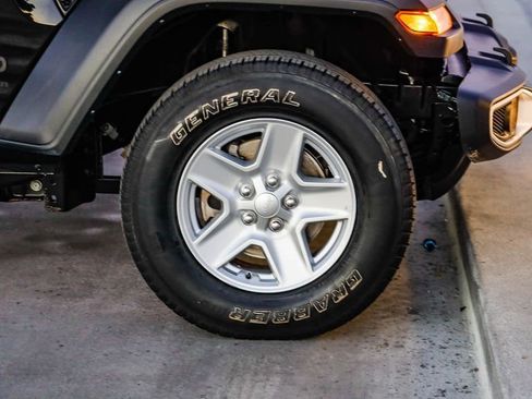 Used 2023 Jeep Gladiator Sport image 11