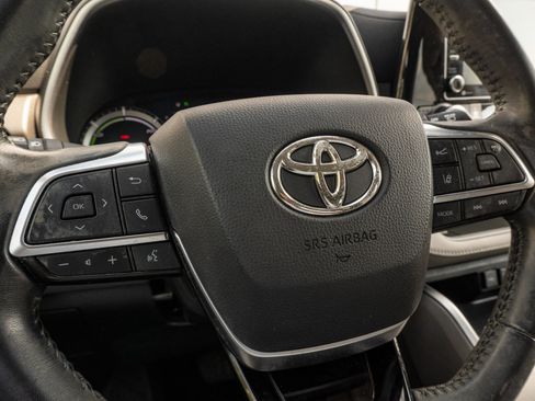 Used 2021 Toyota Highlander XLE FWD image 32