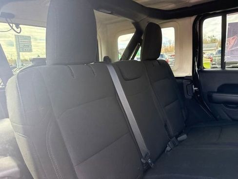 Used 2018 Jeep Wrangler Unlimited Sahara AWD/4WD image 12