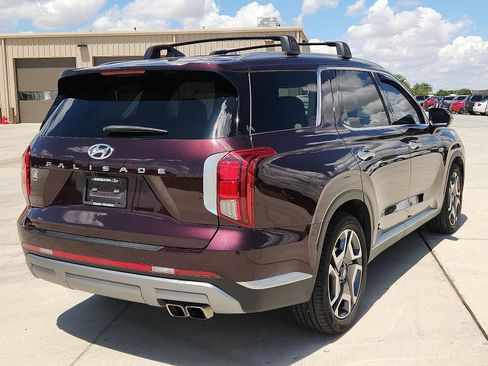 Used 2023 Hyundai Palisade SEL w/ Premium Package FWD image 4