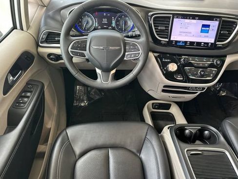 Used 2024 Chrysler Pacifica Touring-L FWD image 16