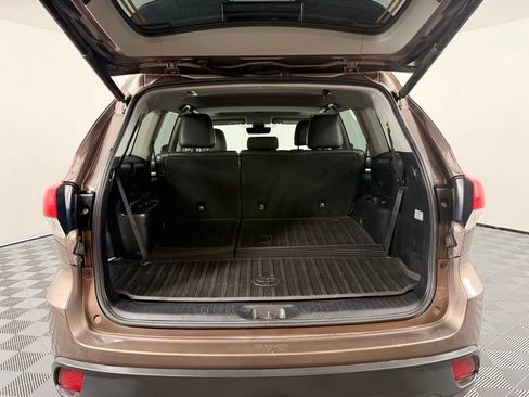 Used 2018 Toyota Highlander XLE AWD/4WD image 13